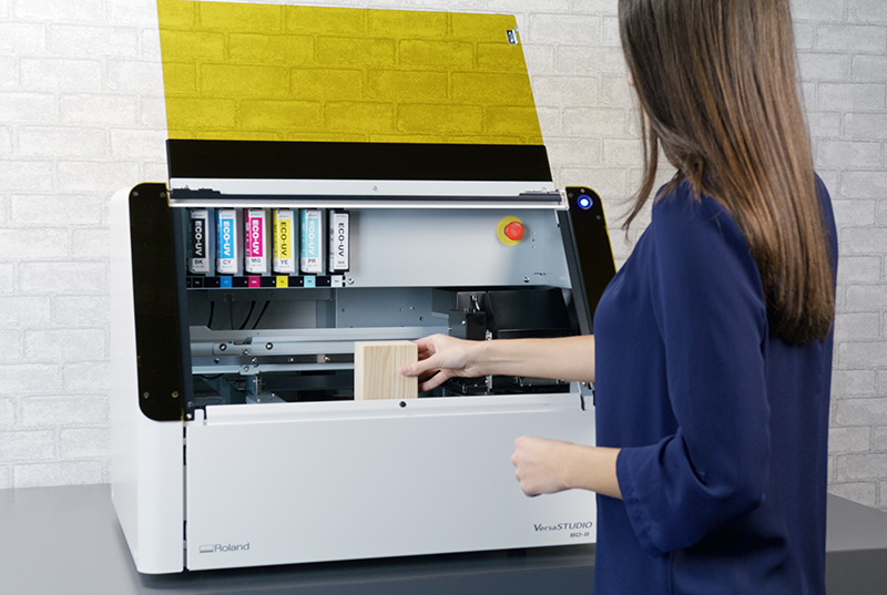 上海納艾升攜手RolandDG與上海海事大學(xué)聯(lián)袂亮相建平中學(xué)“建平杯”，AI智能小車賽道點(diǎn)燃科技熱情